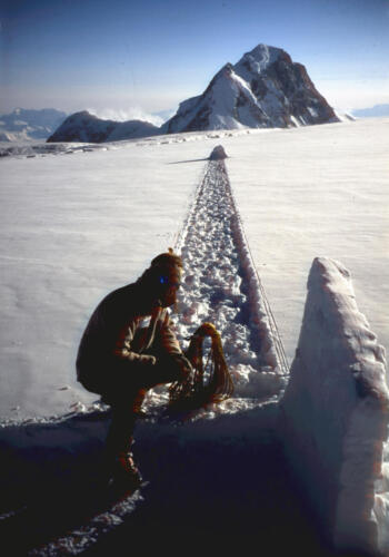 "Climber’s Nightmare", 1998, Installation, Schnee, King Trench Route 4.800 m.ü.M., Mount Logan, Canada, LandArt
