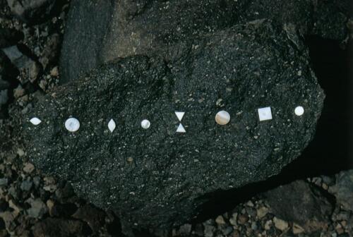 "Alluvion", 2003, Muschelstücke auf Lava. Marmolejo, Chile, (5.100 m.ü.M.)